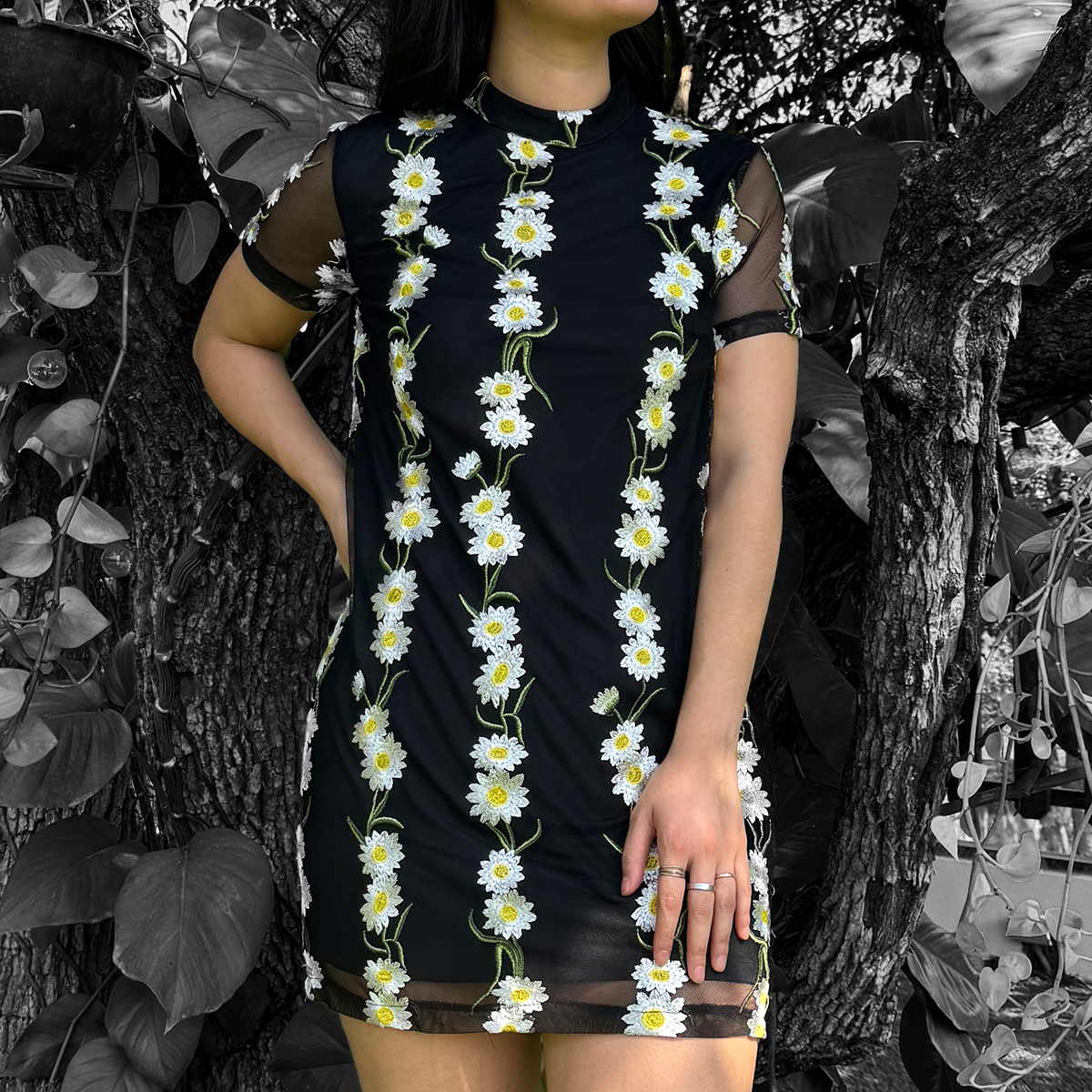 Vestido corto negro con flores