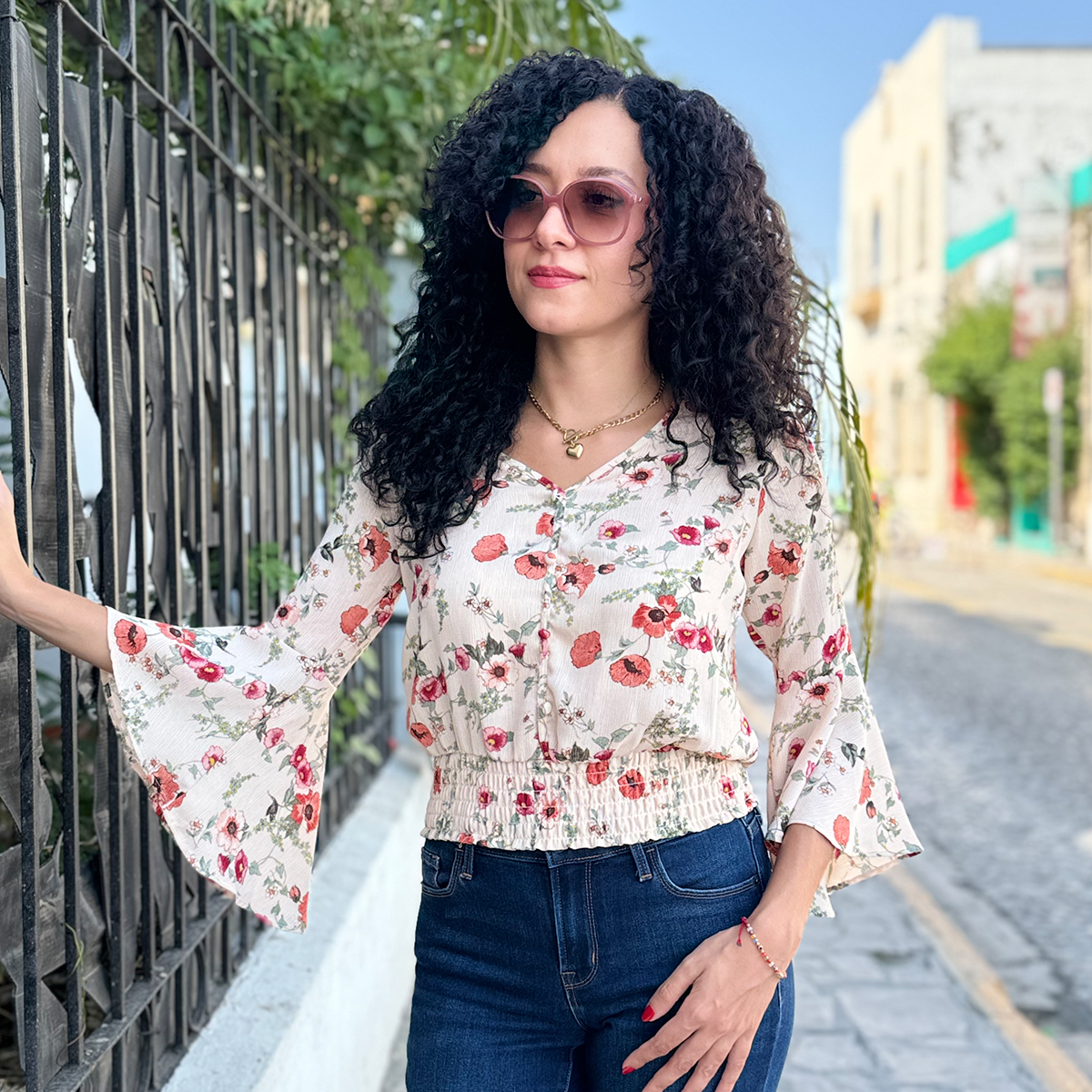 Blusa bohemia corta con mangas mariposa