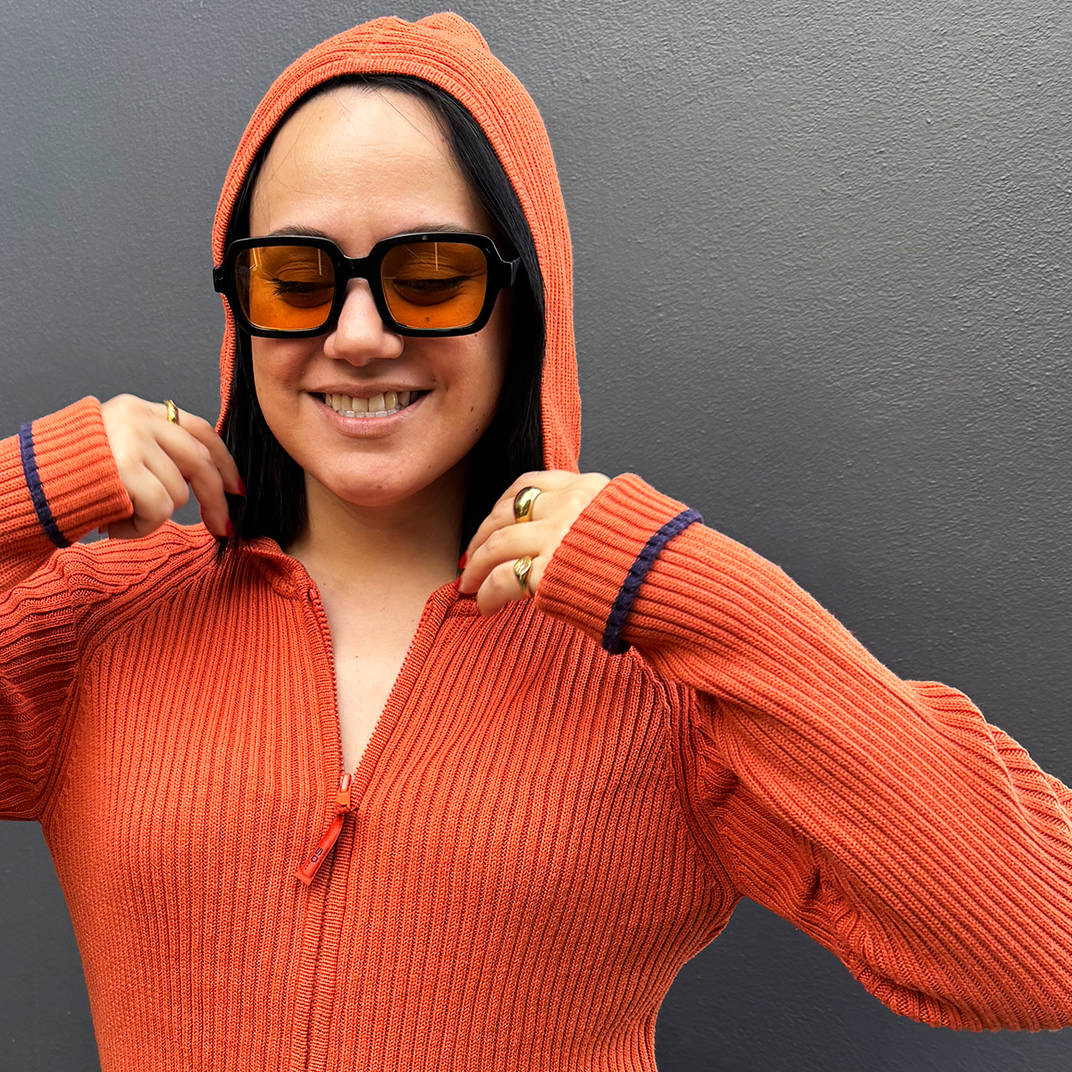 Suéter naranja estilo sudadera