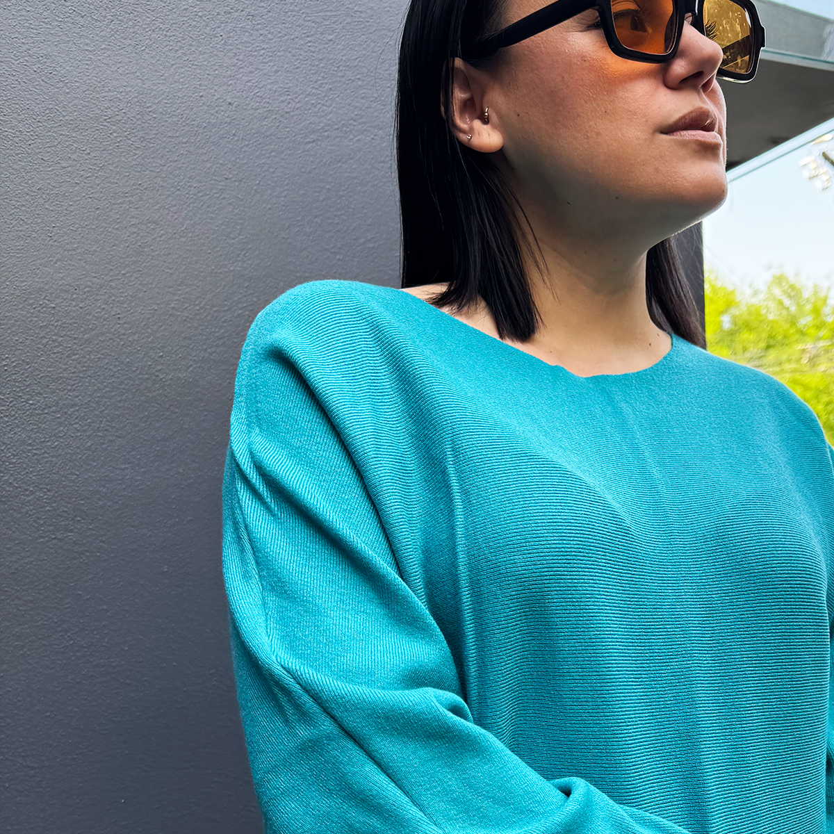 Suéter azulado con escote barco