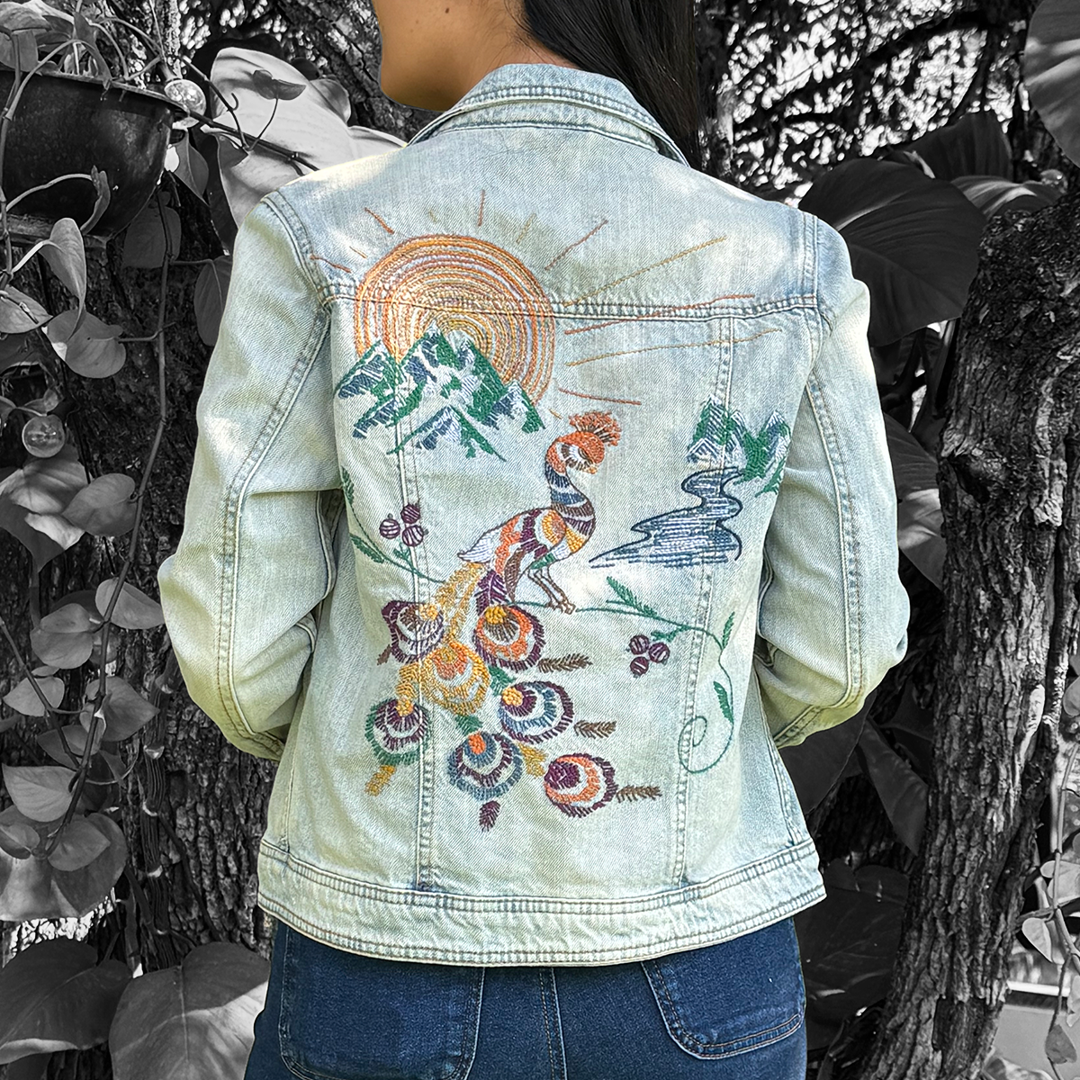 Chamarra de mezclilla con bordado en espalda