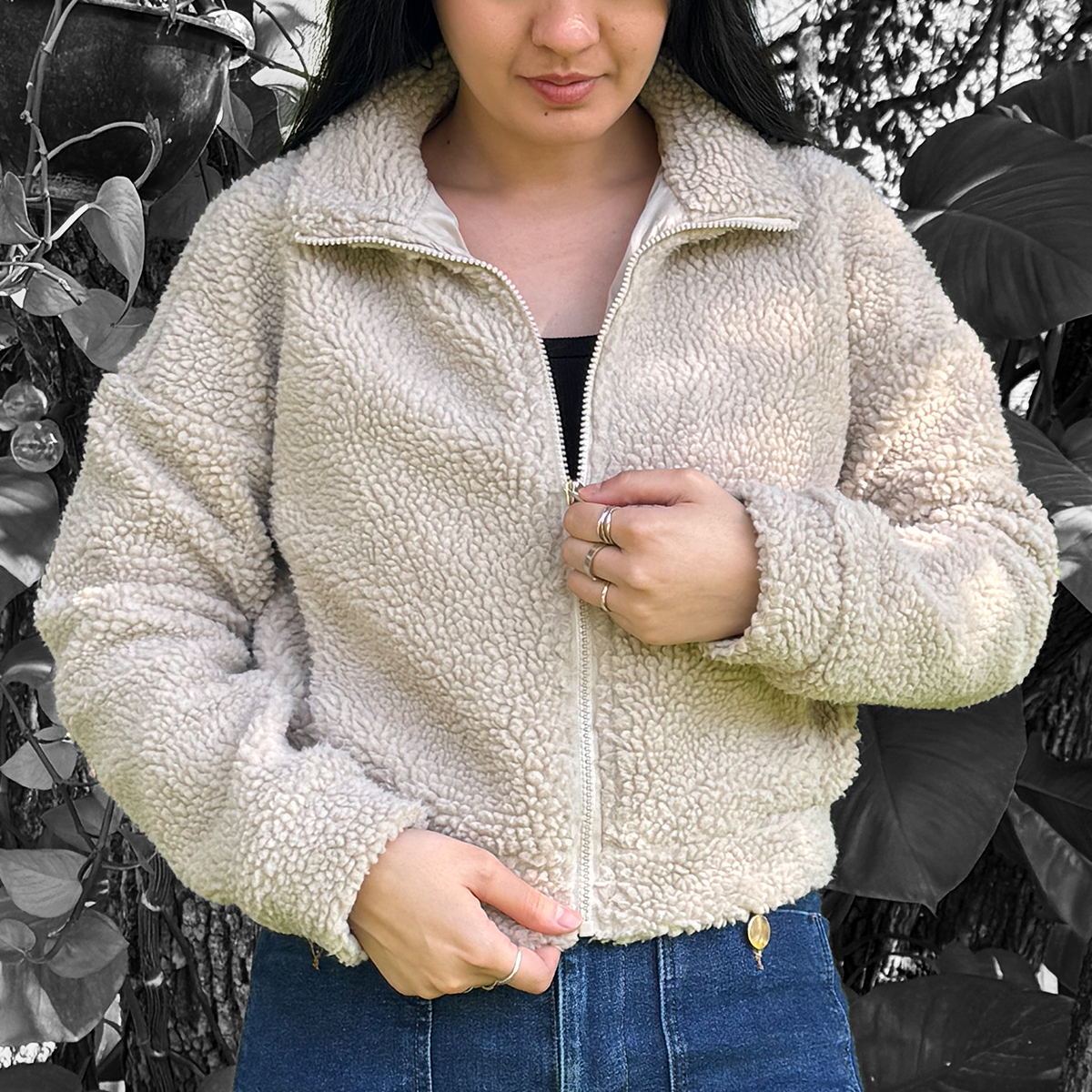 Chamarra corta estilo teddy