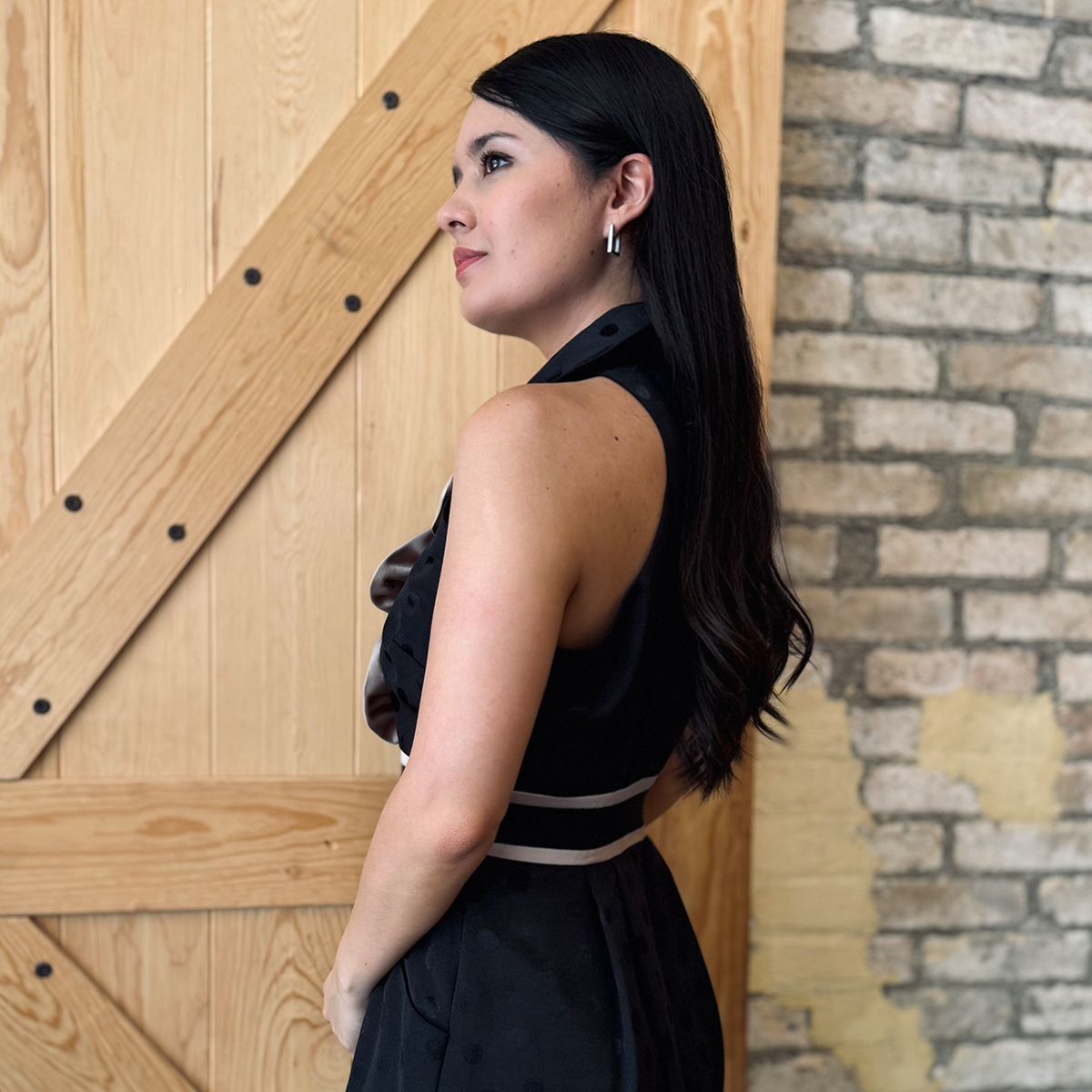 Vestido corto de lunares negros