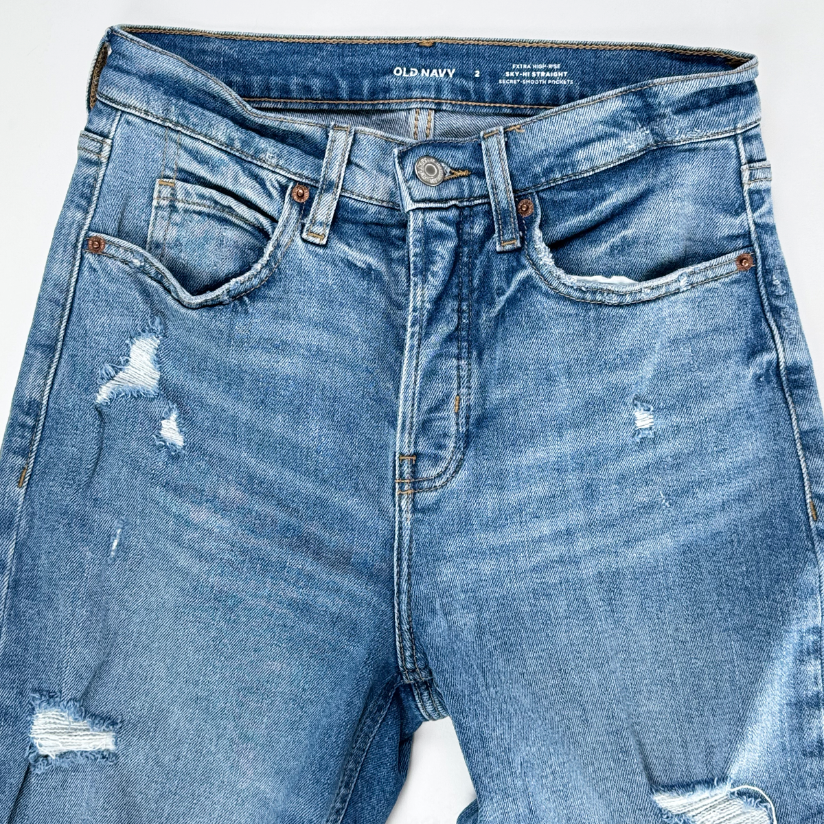 Jeans rectos con detalles rebeldes