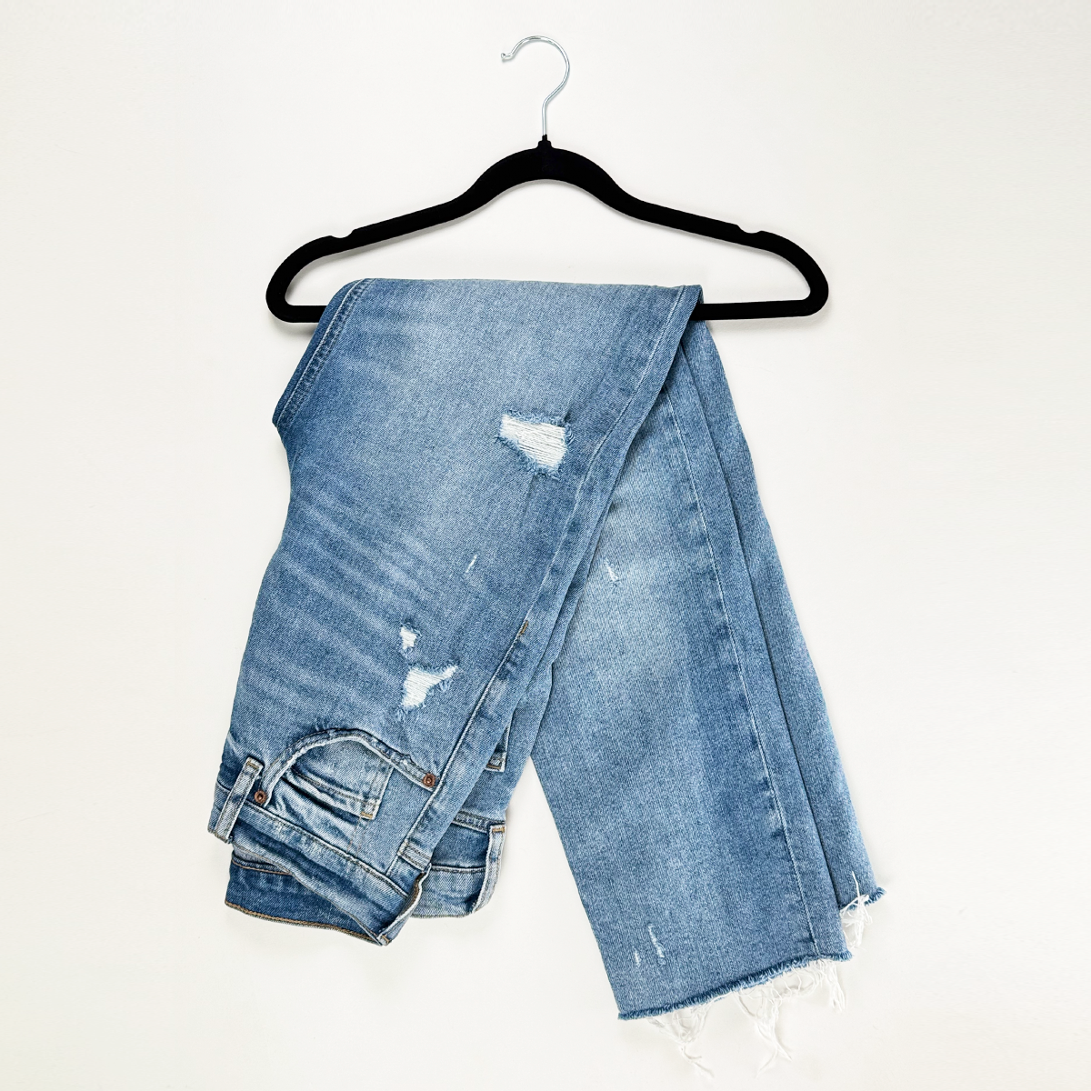 Jeans rectos con detalles rebeldes