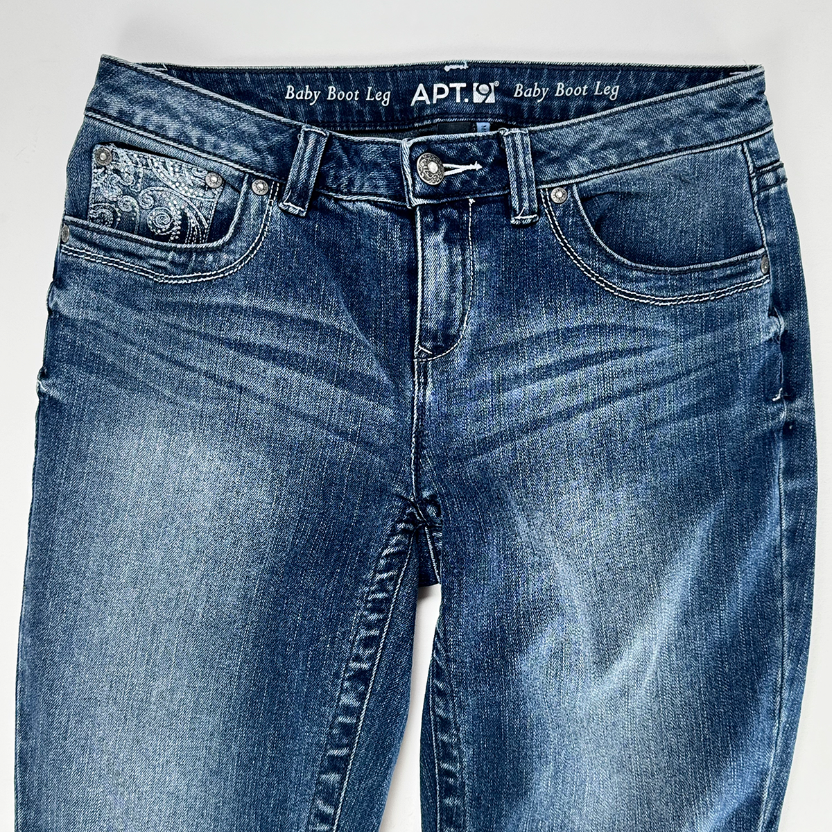 Jeans dosmilero acampanado con detalle