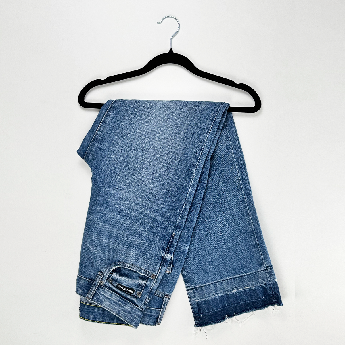 Jeans con detalle en tobillos DKNY