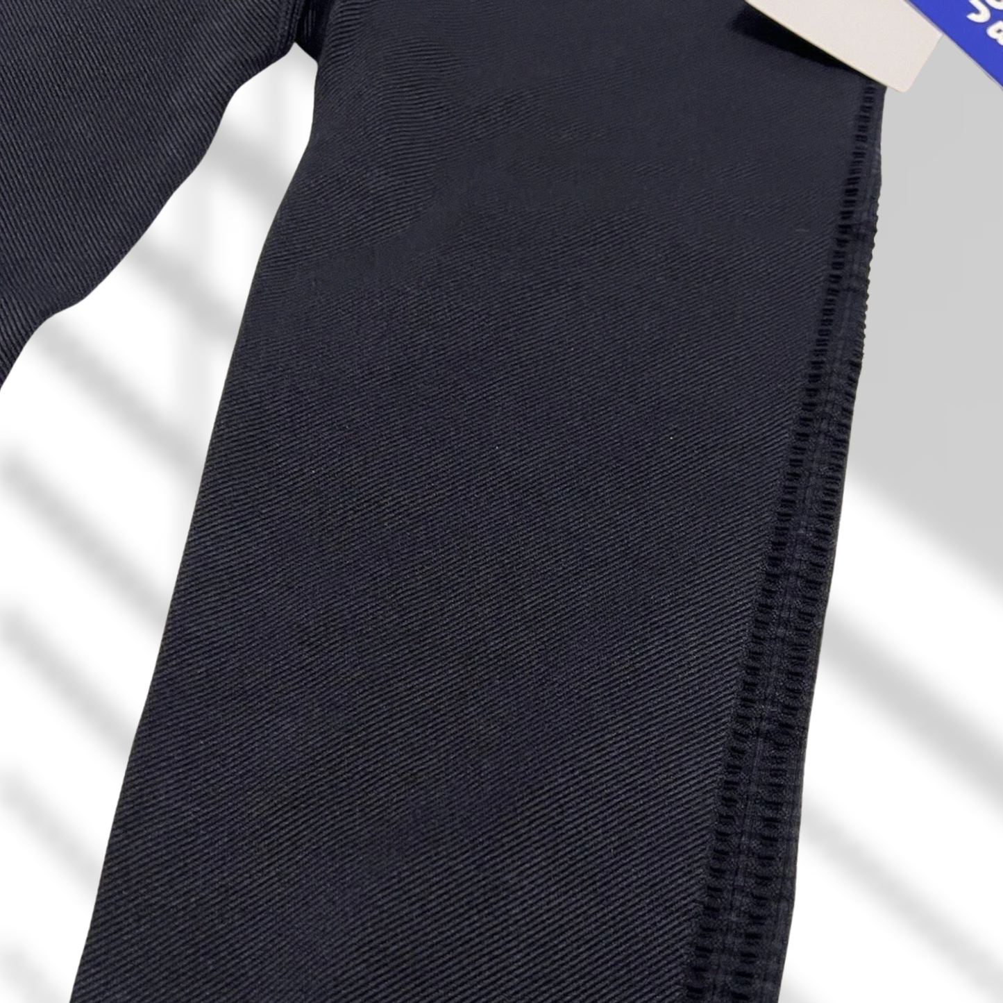 Pescador deportivo con detalle en pierna