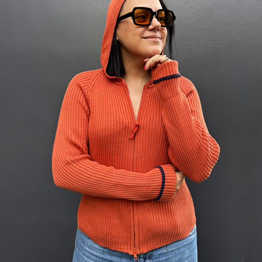 Suéter naranja estilo sudadera