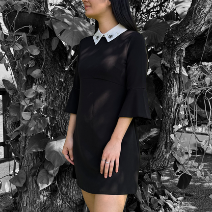 Vestido negro con cuello blanco