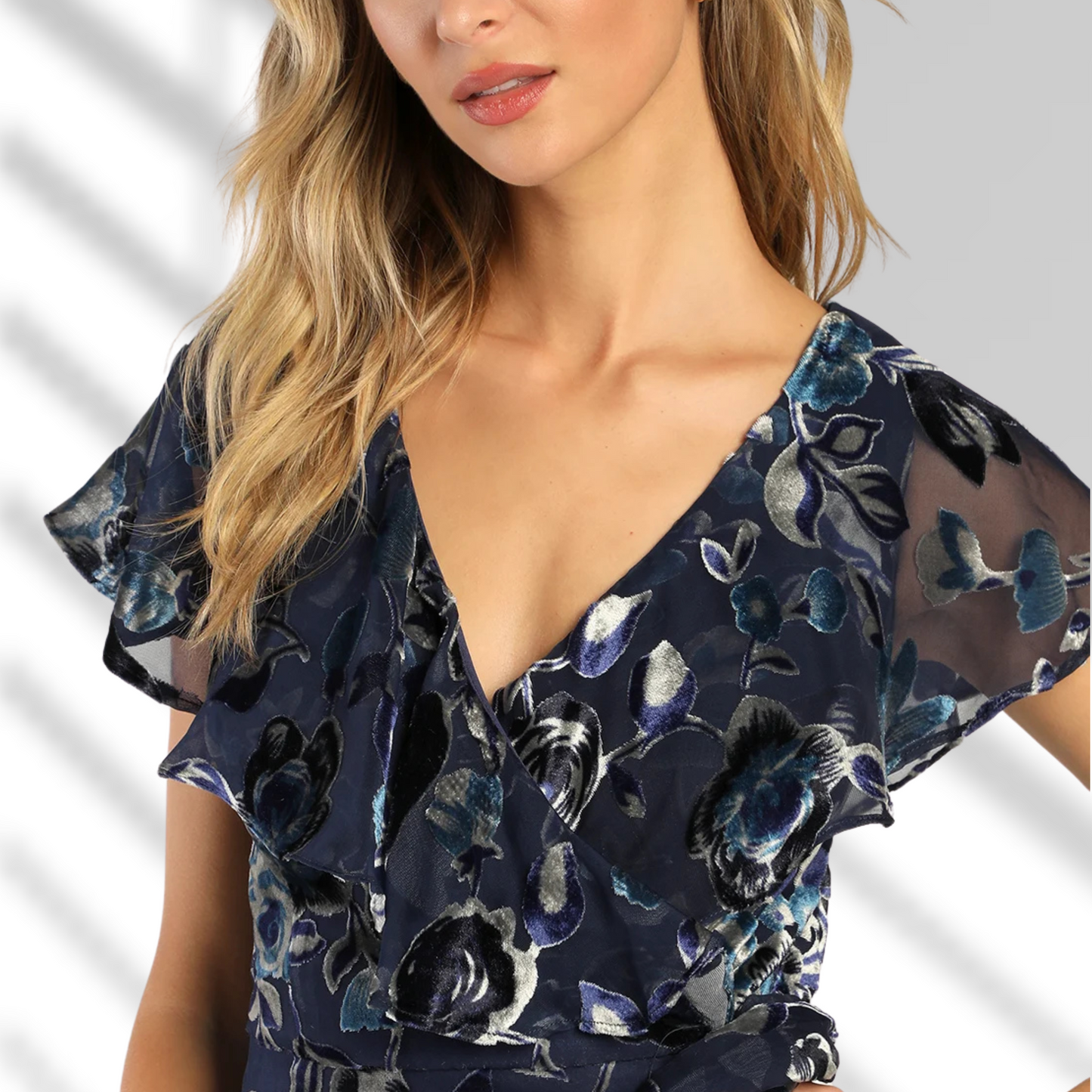 Vestido midi envolvente con detalles en terciopelo