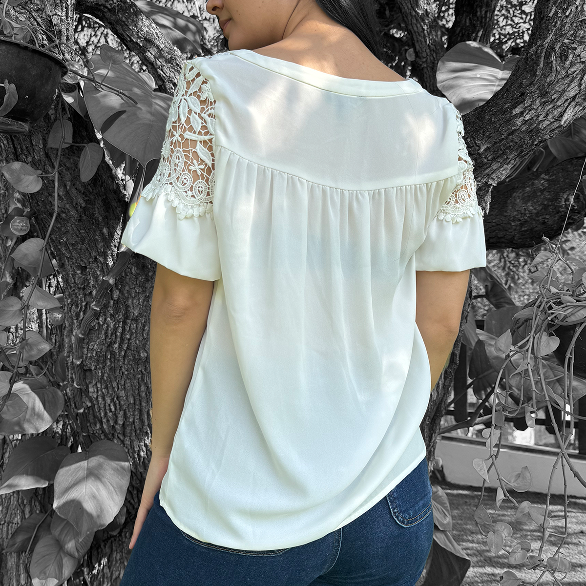Blusa blanca con detalles en hombros