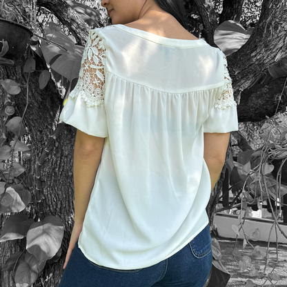 Blusa blanca con detalles en hombros