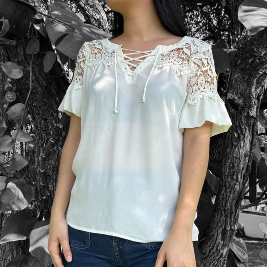 Blusa blanca con detalles en hombros
