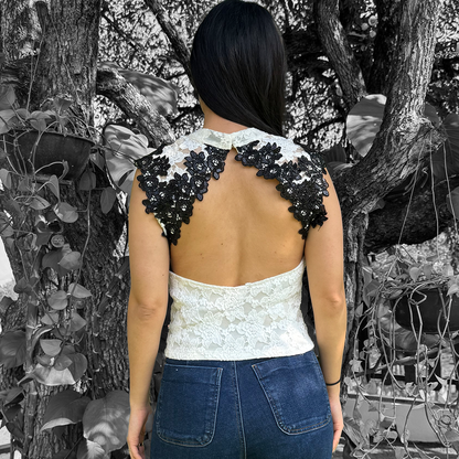 Top de encaje blanco con detalles negros