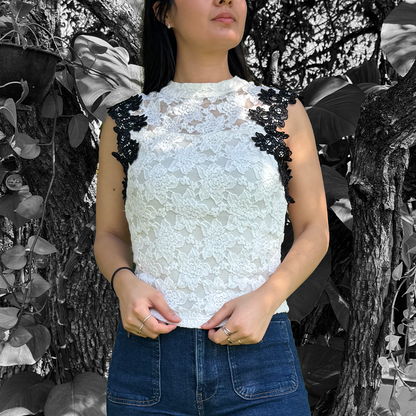 Top de encaje blanco con detalles negros