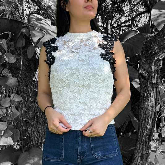 Top de encaje blanco con detalles negros