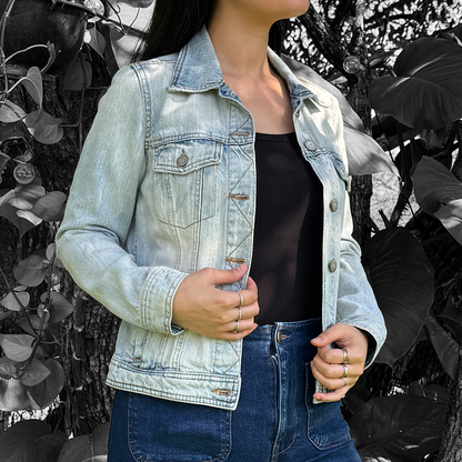 Chamarra de mezclilla con bordado en espalda