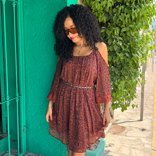 Vestido bohemio con hombros descubiertos