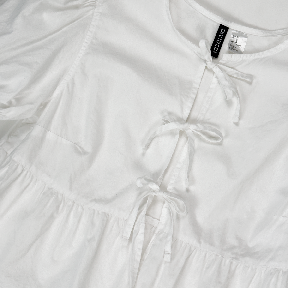 Blusa coqueta con mangas abullonadas