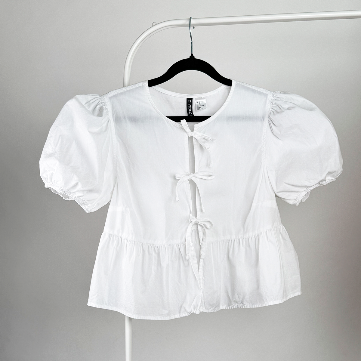 Blusa coqueta con mangas abullonadas