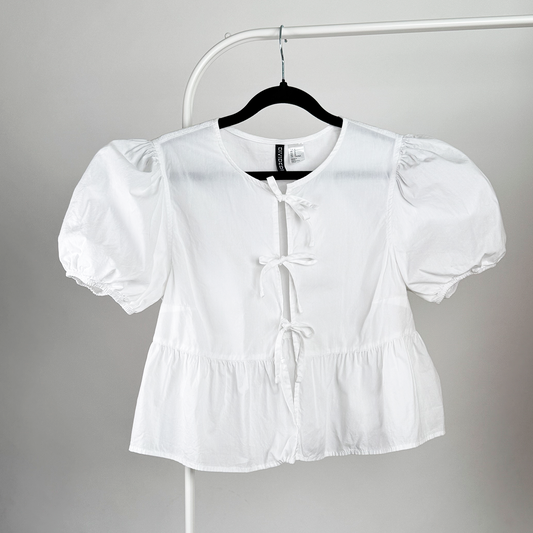 Blusa coqueta con mangas abullonadas