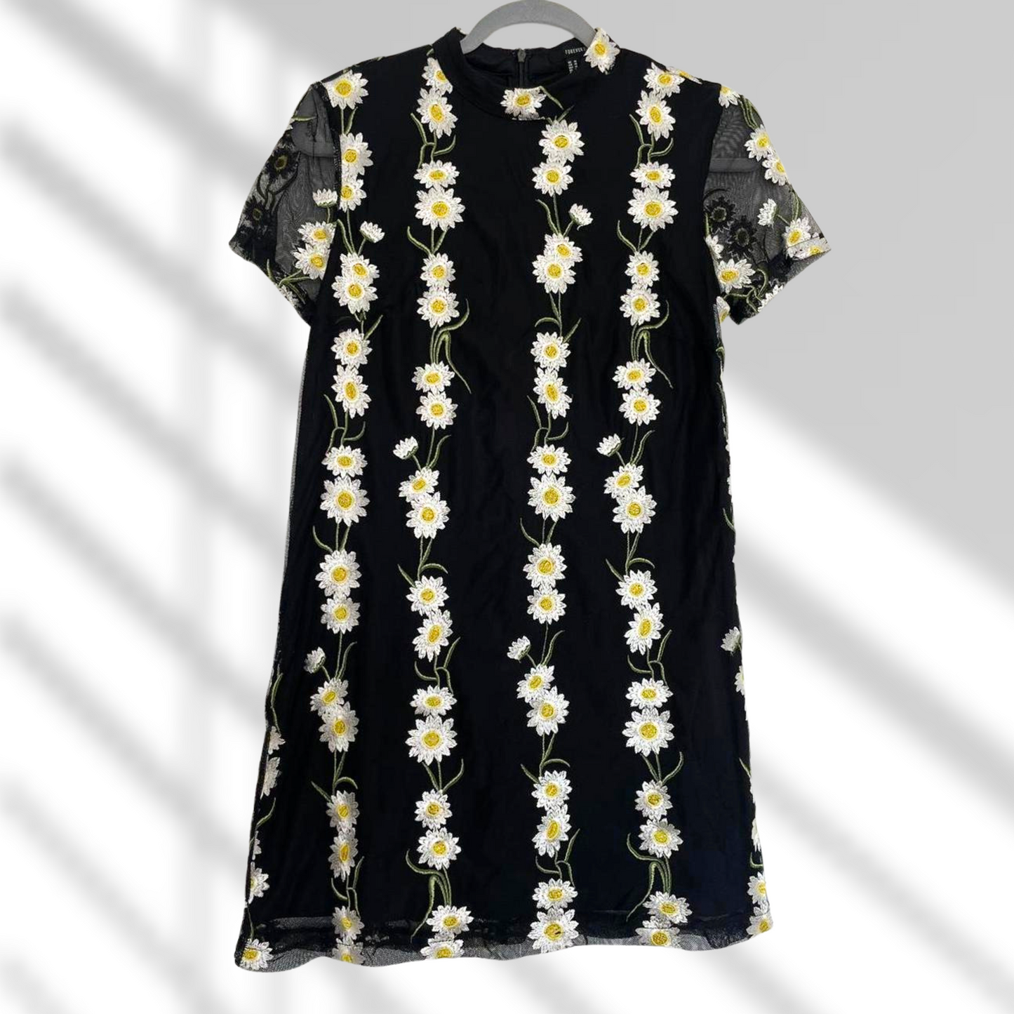 Vestido corto negro con flores