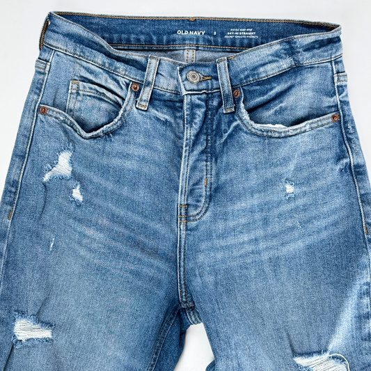 Jeans rectos con detalles rebeldes