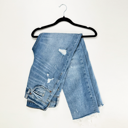 Jeans rectos con detalles rebeldes