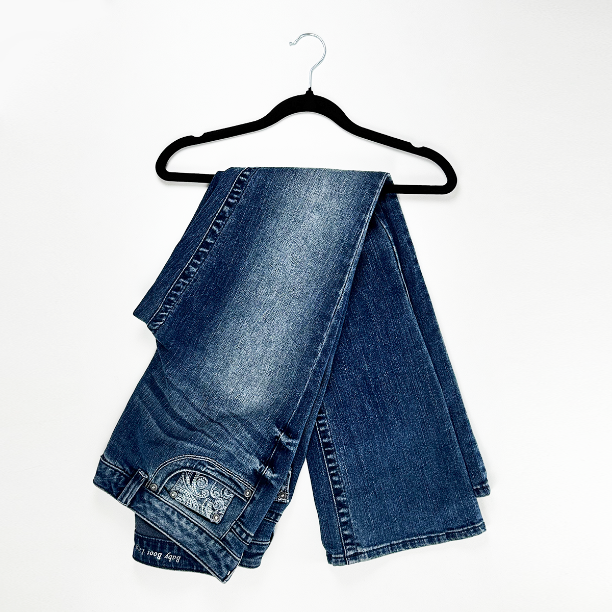 Jeans dosmilero acampanado con detalle
