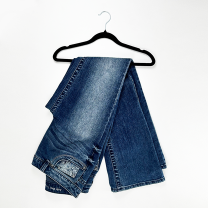 Jeans dosmilero acampanado con detalle