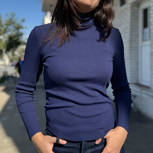 Suéter ligero cuello de tortuga