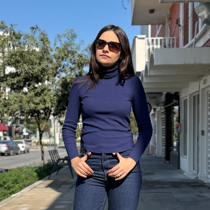 Suéter ligero cuello de tortuga